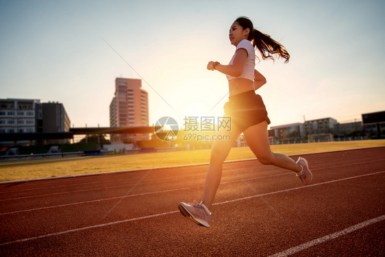 户外跑道跑步健身的青年女子图片