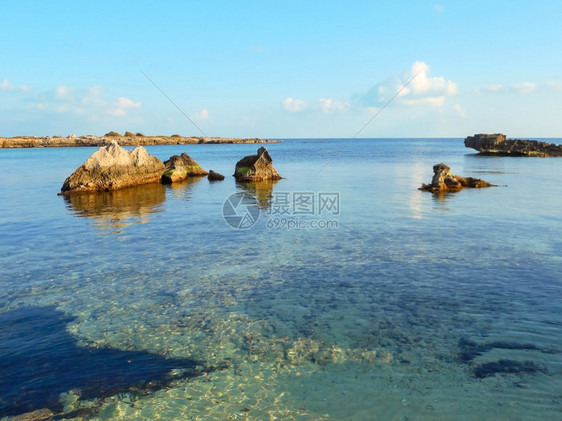 蓝色的抽象岩石南意大利海岸日落时的景图片