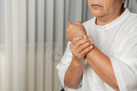 苦难者老年妇女的手腕疼痛高龄概念的保健问题风湿病苦难养老金领取者背景