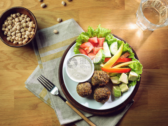 阿拉伯美食蔬菜和香料最顶级风景以新鲜蔬菜和香肠为服务对象的falafel球草本植物营养图片