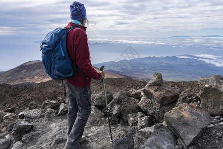 顶峰装备齐全的高级登山者站在岩石高山顶上风景优美攀登背包图片