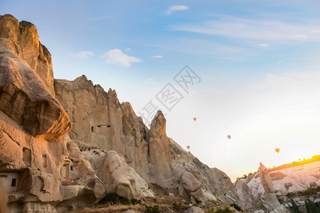 早晨太阳照在卡帕多西亚岩石上的洞穴土耳其卡帕多西亚早上在卡帕多西亚烟囱阳光假期图片