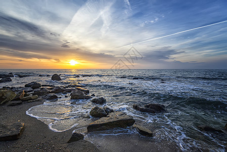 阳光天气绝美的海景色彩缤纷的日落或出水平景观海岸线图片