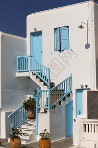 垃圾摇滚墙美丽的典型蓝色门和窗来自希腊的房子图片