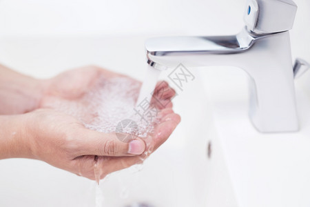 湿的打扫一个人手在清洗和用凝胶以防止Covid19下沉图片
