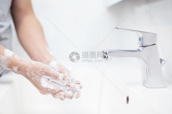 一个人的手在清洗和用凝胶以防止Covid19浴室大流行泰国图片