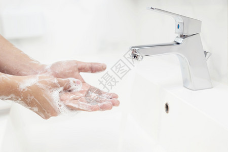 溅起一个人的手在清洗和用凝胶以防止Covid19溪流图片