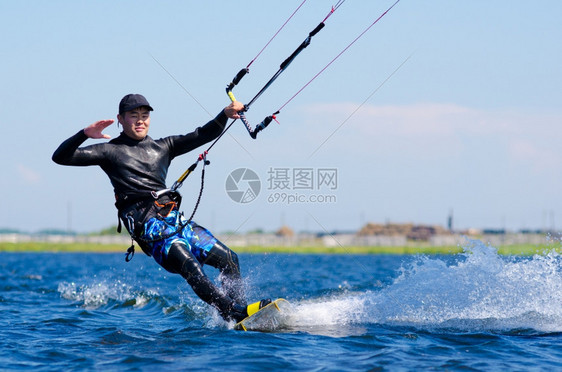 极端在阳光明媚的夏日风筝在水上移动户外航行图片