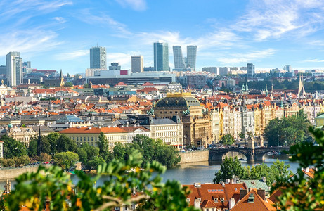 欧洲的布拉格老城后面的摩天大楼在夏日后面图片