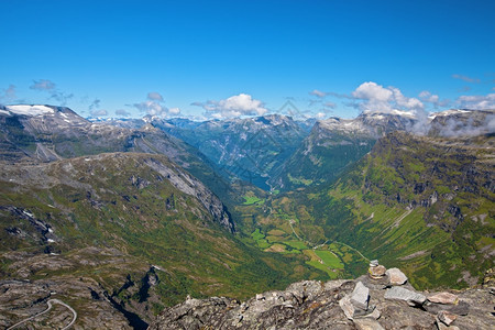 包围高的范挪威Geirangerfjord湾环绕着高山图片