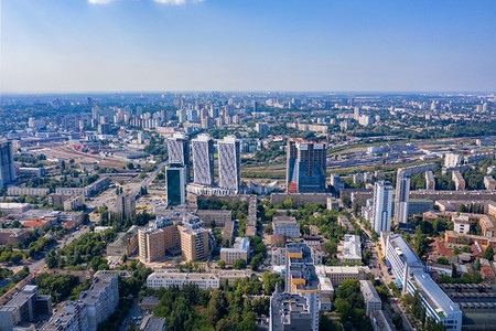 工业的夏天基辅住宅区的航空摄影可以看到火车站和正在建设的新摩天大楼鸟瞰图城市摄影复制空间航摄影阳光在夏日的蓝色阴霾中照亮城市住宅图片