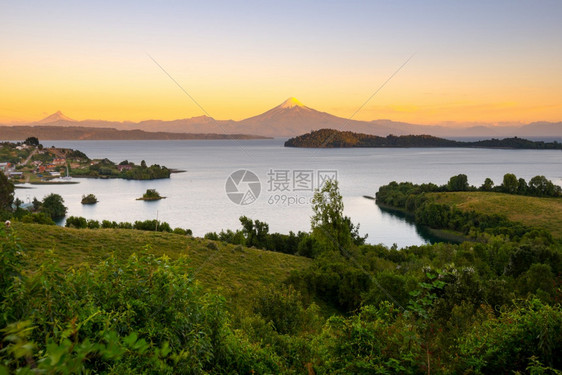 南部镇颜色在Llanquihue湖海岸的奥克塔伊港OsornoVolcano和PuntiagudoVolcano在后面智利X区图片