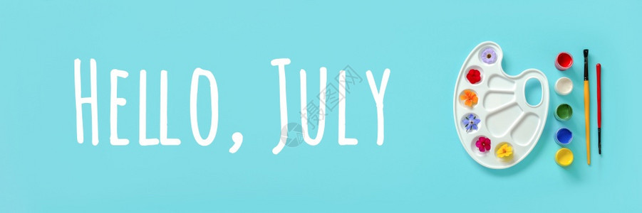 7月的文字本在艺术调色板刷子古阿希蓝色背景的花朵哈罗夏天的顶端视图平坦班纳你好七月的鲜花在艺术调色板蓝背景的古阿奇创意概念哈罗夏图片