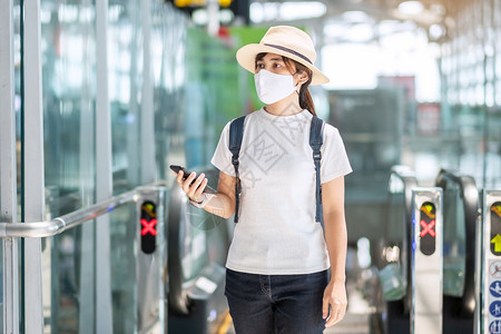 机场戴口罩的女游客图片