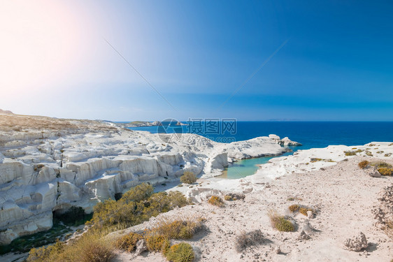 海景旅游萨拉基尼科沙海滩白火山岩石的奇异风景海神爱琴蓝晴明的天空米洛斯岛希腊旅行目的地和度假天堂独特地中海质图片