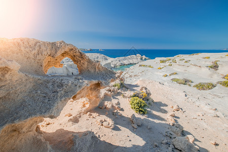 阳光沙拉基尼科海滩白火山岩石的奇异风景海神爱琴蓝晴明的天空米洛斯岛希腊旅行目的地和度假天堂独特地中海质萨拉基尼科著名的图片
