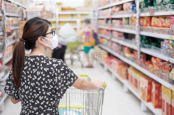 在超市购物的女顾客图片