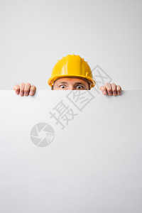 水管工男人建筑拿着一块空白板在色背景上工人拿着一块空白板在色背景上隐藏图片