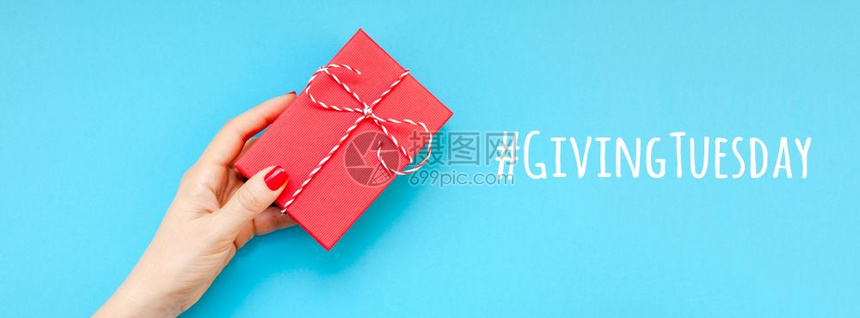 慷慨提供星期二是黑色五购物日之后全球慈善捐赠的一天慈善给予帮助捐款和支持的概念配有短信号和女手持红礼盒等文字信息标志注unorg图片