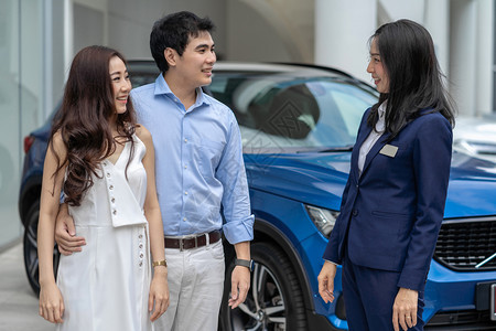 亚洲女售货员欢迎这对夫妇在展厅前检查汽车客户服务和销售代表概念用过的办公室顾客图片