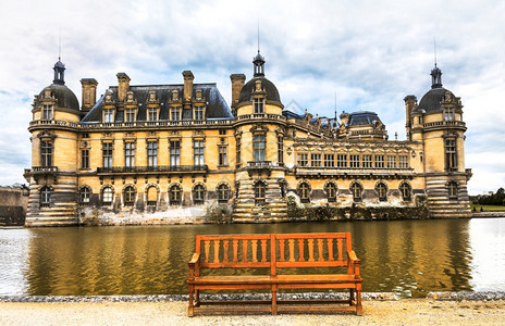 受欢迎的长椅法国美丽城堡和历史古迹钱蒂利金王朝皇宫钱蒂利纪念物和法国的地标文化图片
