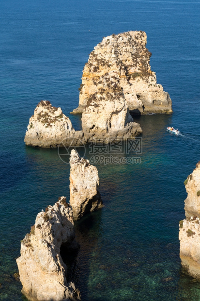 海滩滨在葡萄牙阿尔加维的拉各斯海岸著名的岩石幻想图片