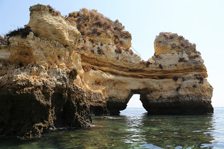 天堂波纹在葡萄牙阿尔加维的拉各斯海岸著名的岩石水图片