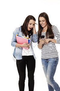 女教育两个青少年学生对白人背景的智能手机内容感到兴奋校对PortnoyfrimeItwothstudent学生们图片