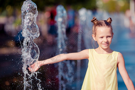 喷泉边玩耍的小女孩图片