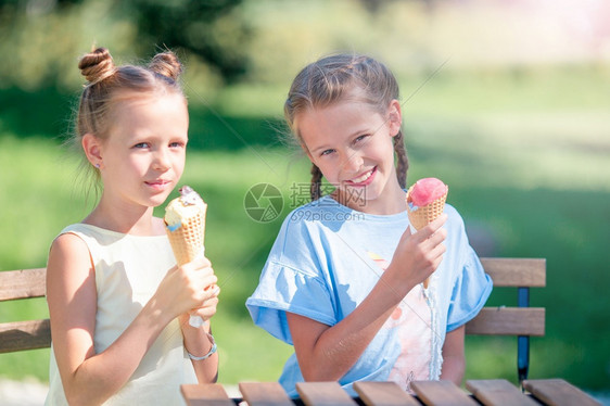 假期胡扯夏天在户外咖啡馆吃冰淇淋的小女孩可爱子们享受真正的意大利冰淇淋夏天在户外咖啡馆吃冰淇淋的小女孩奶油图片