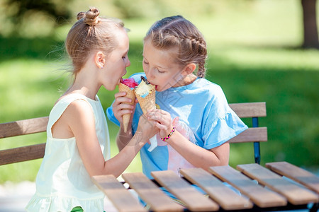 热的肖像食物夏天在户外咖啡馆吃冰淇淋的小女孩可爱子们享受真正的意大利冰淇淋夏天在户外咖啡馆吃冰淇淋的小女孩图片