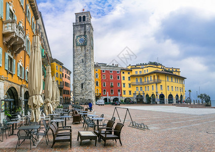 欧洲丰富多彩的RivadelGarda加尔达湖LagodiGarda多彩房屋和意大利市中心旧塔楼的迷人受欢迎城镇Tentino餐图片