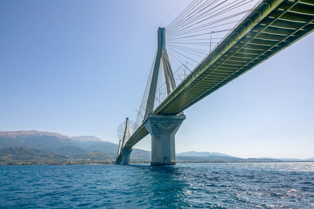 地中海蓝色的标希腊桥RionAntirionHigh塔台位于科林斯湾的有线悬架桥上天气晴朗直观海底图片