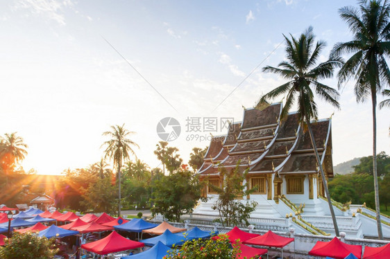 纪念品建筑学造LuangPrrabang夜间市场和日落皇家宫博物馆老挝旅游目的地图片