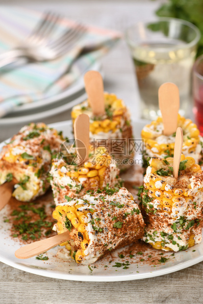夏天食物玉米椰子也叫Bhutta美味的印度玉米可配有黄油香料加兰马萨拉和香肠午餐图片