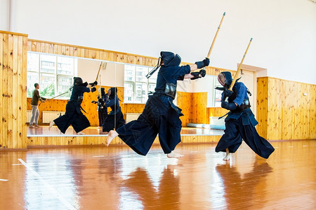 士乃近距离亲拳手的康多与日本战武术决斗之体育运动吸引人的女士图片