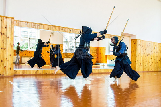 士乃近距离亲拳手的康多与日本战武术决斗之体育运动吸引人的女士图片