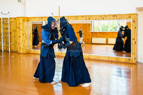 女士竞赛近距离亲拳手的康多与日本战武术决斗之体育运动女孩图片