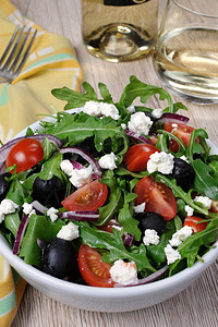 调味料生希腊沙拉变异配有青菜樱桃切片feta和橄榄食物图片