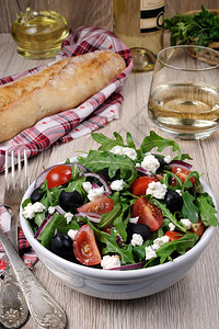 希腊沙拉变异配有青菜樱桃切片feta和橄榄帮助希腊语起司图片