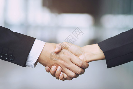 商人同意握手一起做国际生意一起干国际生意团结合同沟通图片