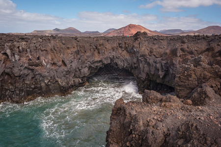 岩石赫维德罗斯洛埃尔海岸线岩洞穴悬崖和大浪的海洋无名旅游者都处于背景之中大西洋图片