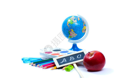 供应回到学校概念地球的静止生命彩色调板有粉笔红苹果剪刀夏普纳白背景带信件的董事会笔记棕色的图片