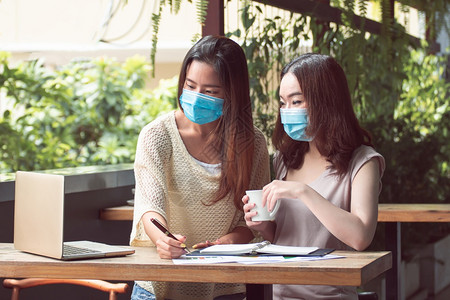 请讲在线的班纳亚裔妇女佩戴面具保护和在家工作的新正常与技术概念的Banner停留图片