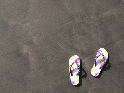 夏令加那利群岛特内里费黑沙上的拖鞋和帽子周末女化图片