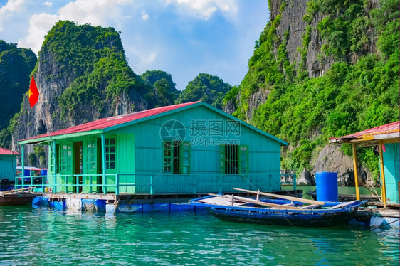 漂浮的悬崖越南哈隆湾东亚山地岛屿附近浮游渔村的捕鱼作业情况旅行图片