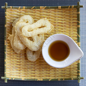 IkaFurai深炸鱿鱼环涂在配有酱油的煎面包屑中亚洲人粉烹饪图片