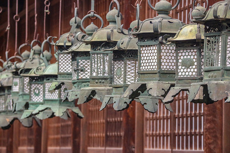 公园寺庙日本传统钢灯笼挂在奈拉Kasuga神社木制建筑上世界图片