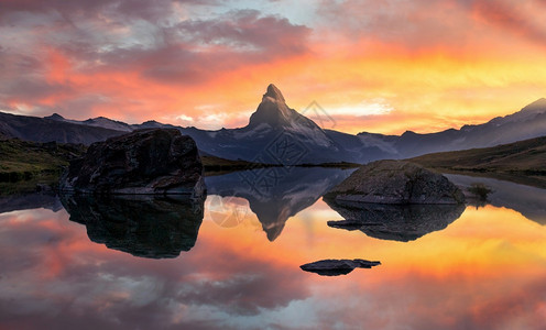 在瑞士阿尔卑斯山区Zermatt的泽尔马特湖Stellise湖上Mathorhon或Cervino反射首脑冰旅游图片