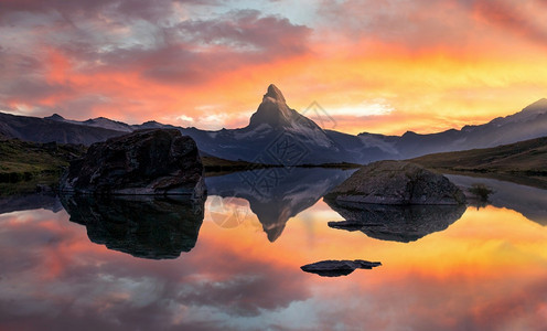 在瑞士阿尔卑斯山区Zermatt的泽尔马特湖Stellise湖上Mathorhon或Cervino反射首脑冰旅游图片